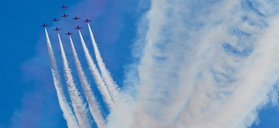 Fotografía de nueve jets volando en formación.