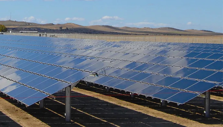 Fotografía de un gran conjunto de celdas solares.