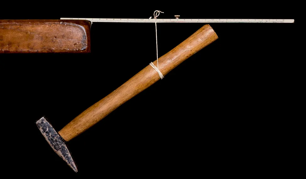 Zdjęcie dwóch szczudlarzy w pozycji stojącej.