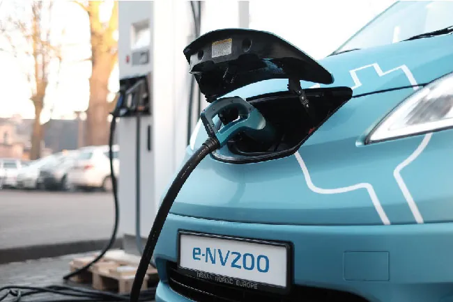 An electric car gets recharged. (credit: “Nissan e-NV200 electric car” by Kārlis Dambrāns, flickr).