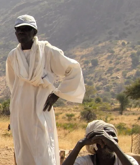 Zdjęcie mężczyzn ubranych w luźne białe szaty.