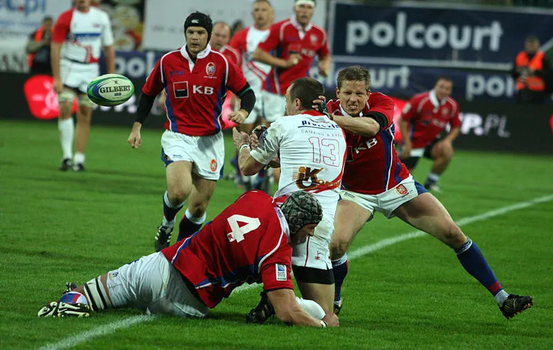 Zdjęcie gracza futbolowego walczącego z przeciwnikiem.