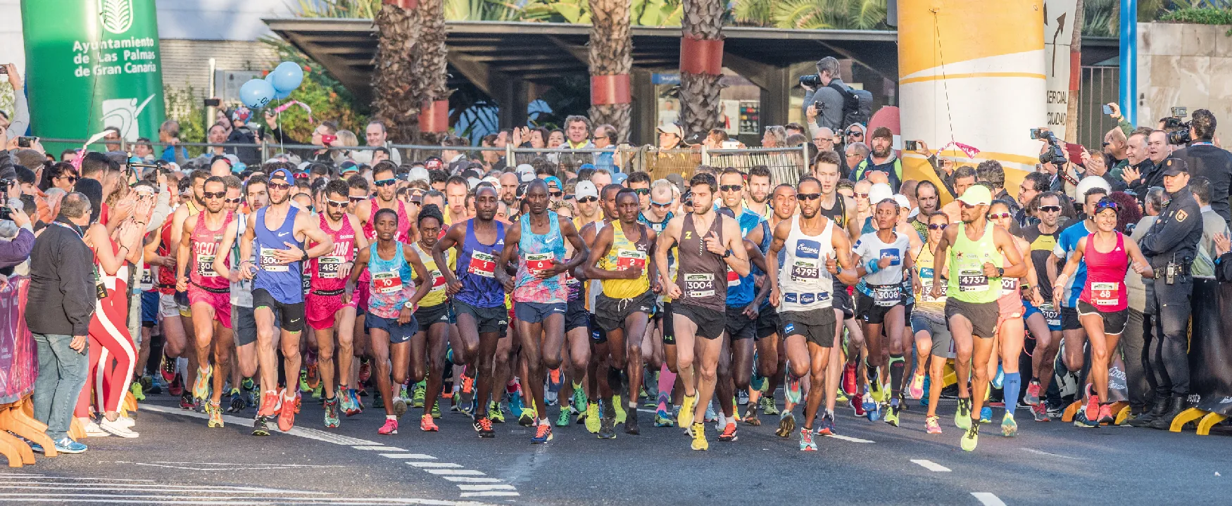 A group of over 100 people line up and begin a race.