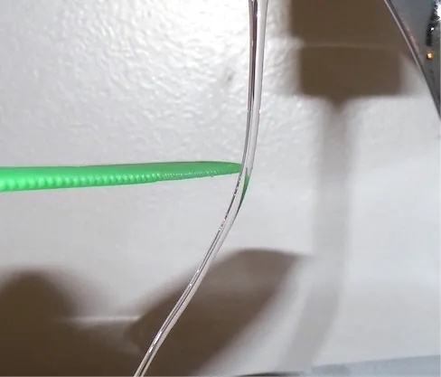 Fotografía de una corriente de agua que se dobla lateralmente al ser atraída por un peine.