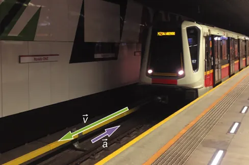 Zdjęcie pokazuje kolejkę metra wjeżdżającą na stację.