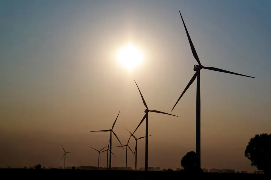 Zdjęcie farmy wiatrowej w Polsce na Pomorzu.