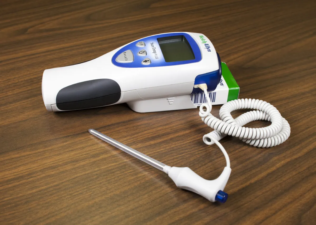 Digital oral thermometer