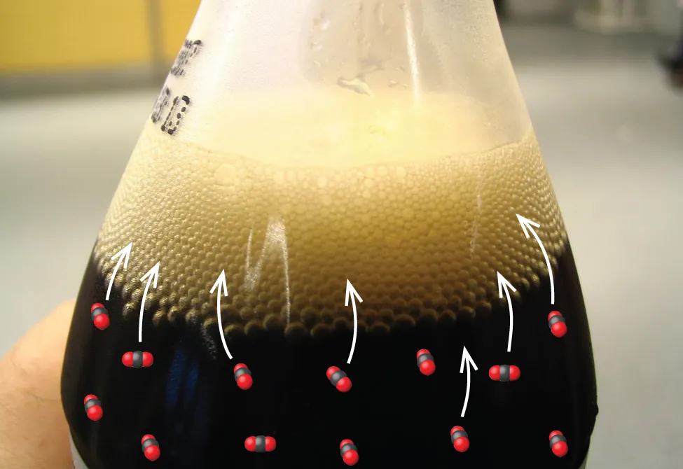 Se muestra una botella de refresco sentada en el suelo con una gran cantidad de líquido efervescente brotando de la parte superior.