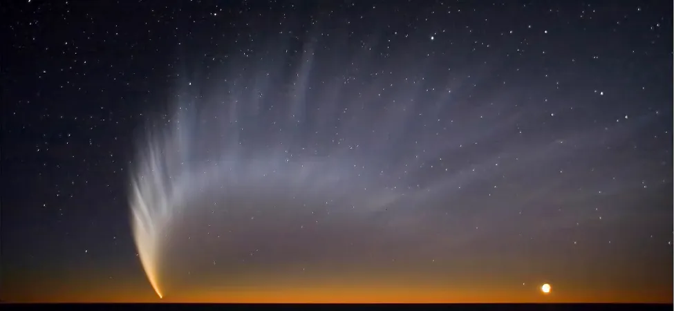La imagen muestra un cometa con cola.