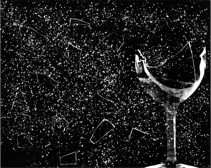 Zdjęcie prezentuje kieliszek wina ze szkła rozbitego na wiele małych części.