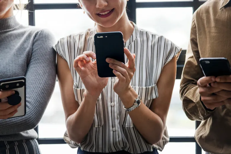 Zdjęcie smartfona z otwartą aplikacją Facebook