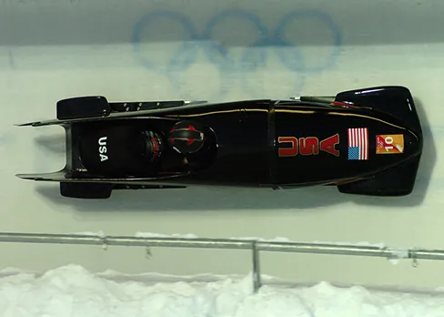 Zdjęcie przedstawia sanie bobslejowe.