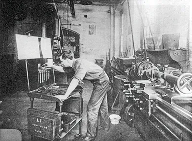 A photograph shows a machinist working alone in a Taylorist factory.