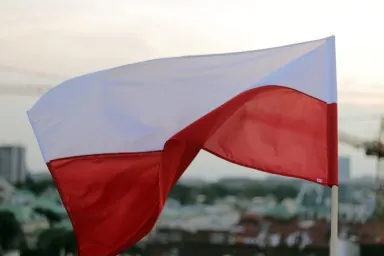 Biało-czerwona flaga polski.