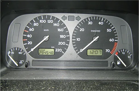 La figura muestra la foto de los indicadores de combustible y temperatura.