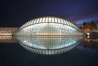 Una imagen de l'Hemisphèric, que es una gigantesca estructura de cristal con forma de elipsoide