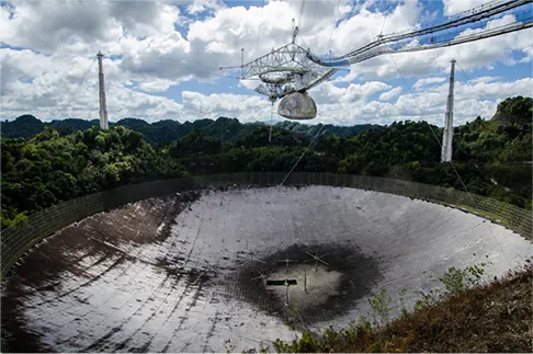 La fotografía muestra una gran superficie parabólica.