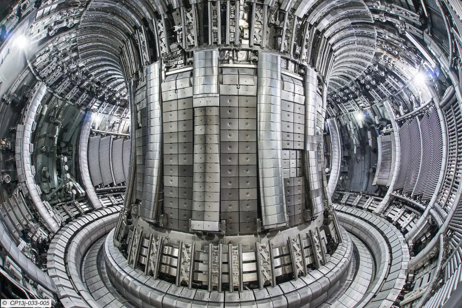 Zdjęcie wnętrza komory tokamaka w instalacji Joint European Torus (JET) służącej do przeprowadzania fuzji jądrowej.