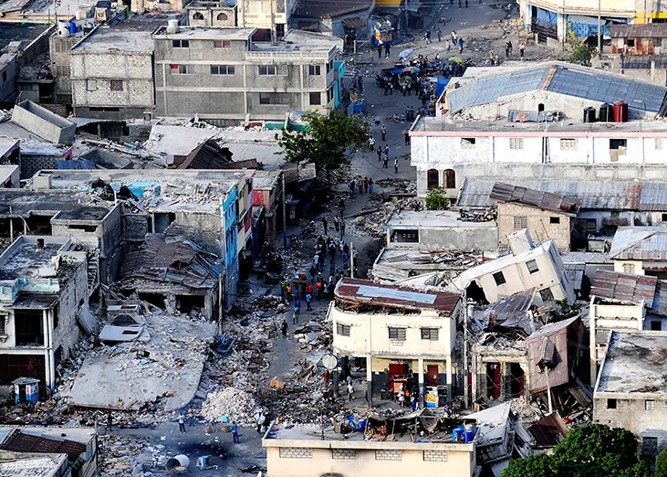 Infraestructura dañada por un terremoto. Muchos edificios se derrumbaron.