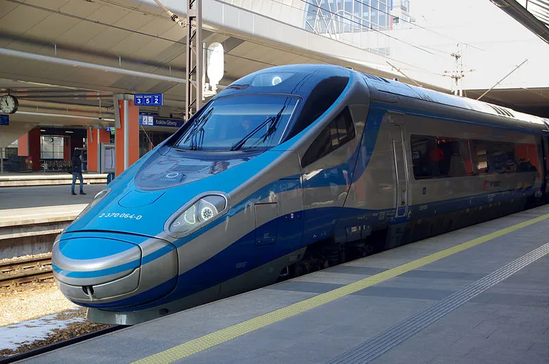 Na rysunku widać skład pociągu Pendolino na peronie.