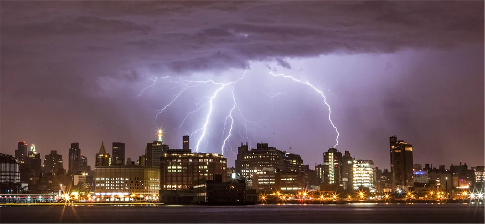 En la foto se aprecia la caída de un rayo sobre varios edificios.