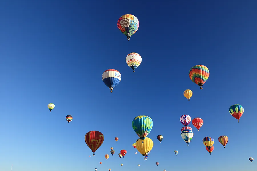 Una imagen de muchos globos aerostáticos.